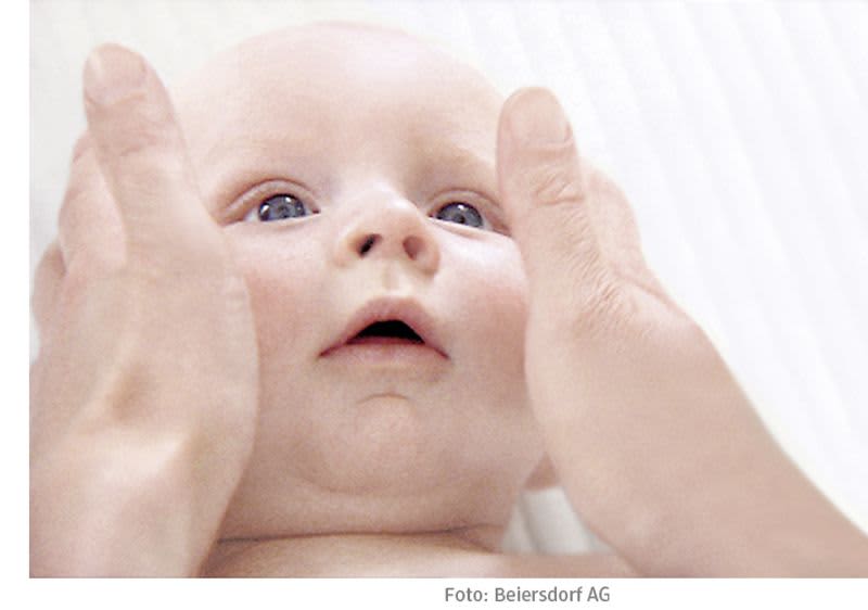 Babymassage am Kopf