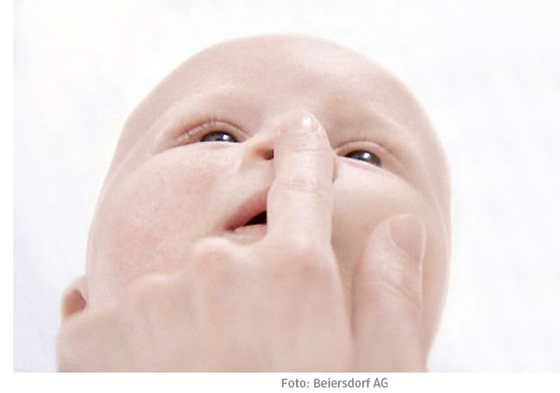 Babymassage im Gesicht
