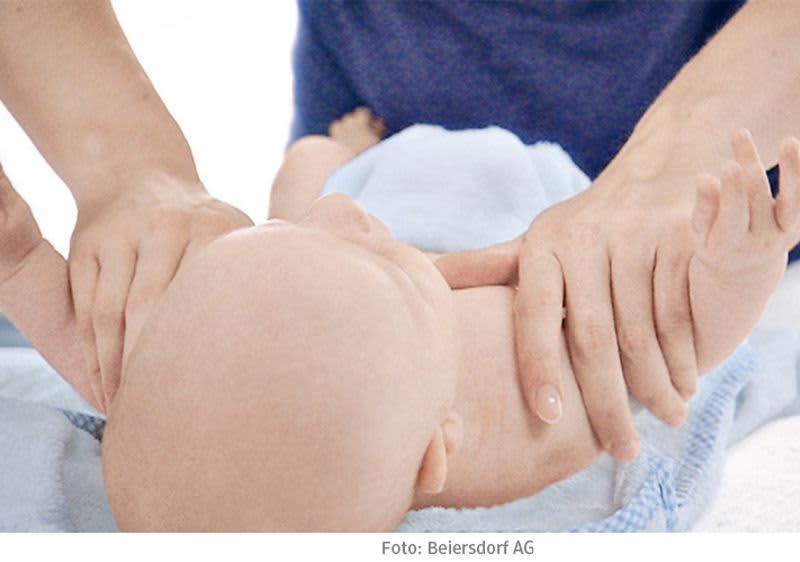 Babymassage an den Armen