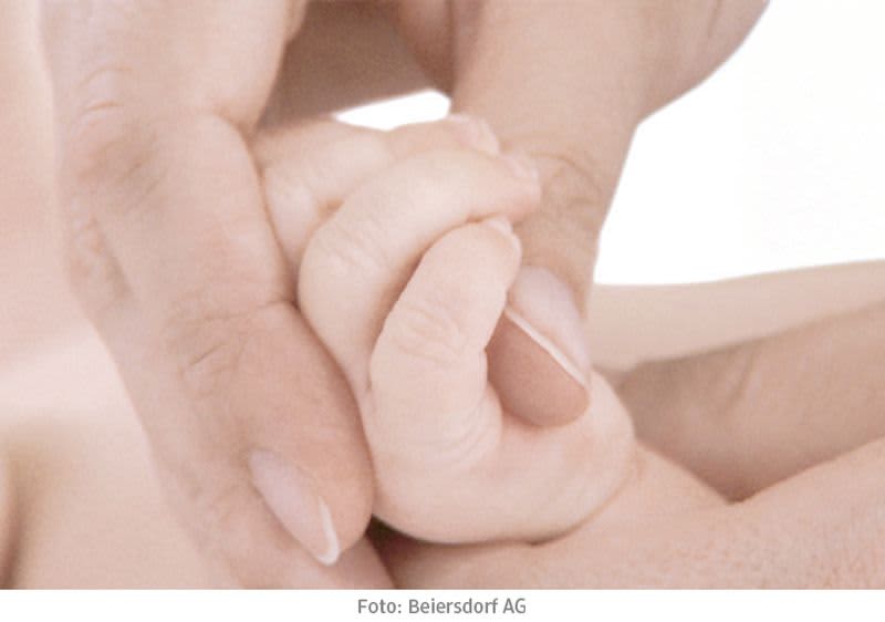 Babymassage an den Händen