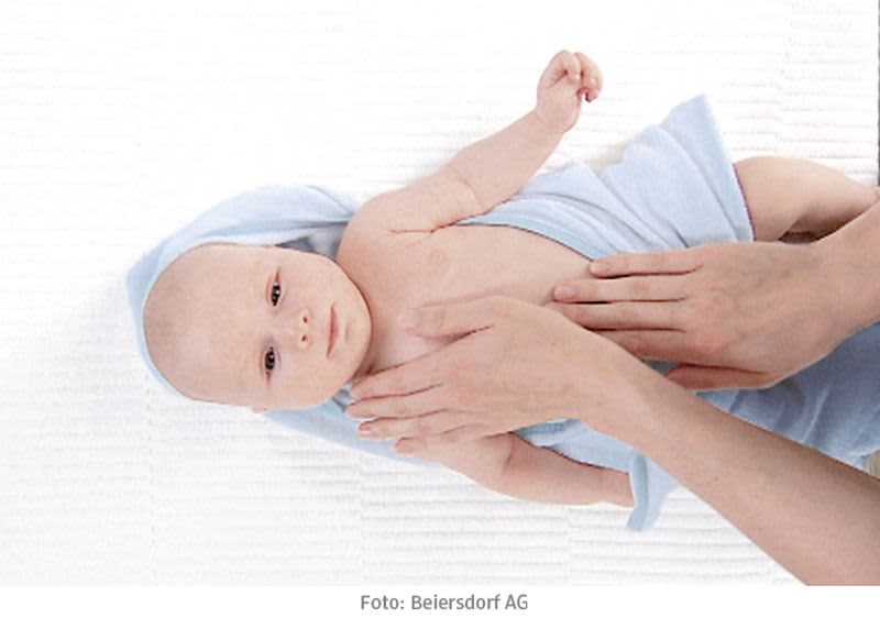 Babymassage an der Brust
