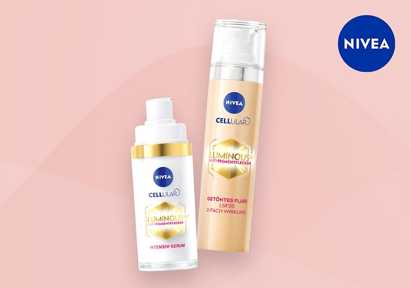Zwei NIVEA CELLULAR LUMINOUS630 Produkte auf einem rosa Hintergrund, links ein weißes Fläschchen mit goldener Kappe und der Aufschrift Intensiv Serum, rechts ein längliches Fläschchen mit goldener Kappe und der Aufschrift Getöntes Fluid 2-fach Wirkung, oben rechts das NIVEA-Logo in einem blauen Kreis