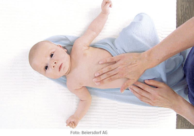 Babymassage am Bauch