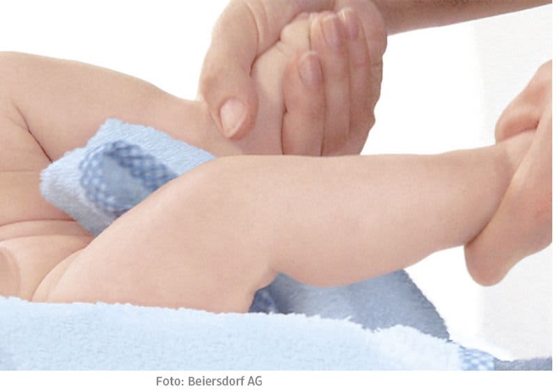 Babymassage an den Beinen