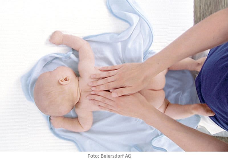 Babymassage am Rücken
