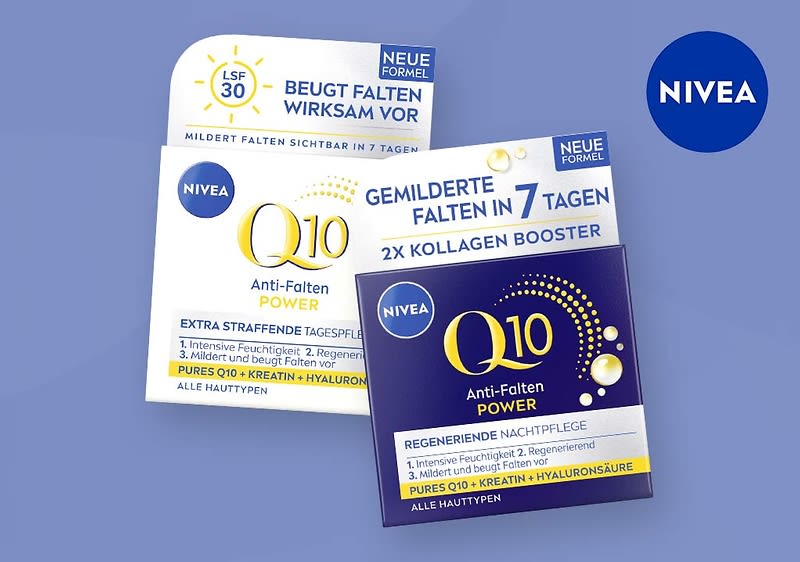 Zwei Nivea Q10 Anti-Falten Produkte, links eine Tagespflege mit LSF 30 in einer weißen Verpackung und rechts eine Nachtpflege in einer dunkelblauen Verpackung, beide mit der Aufschrift Gemilderte Falten in 7 Tagen und 2x Kollagen Booster, im Hintergrund ein blauer Kreis mit dem Nivea-Logo