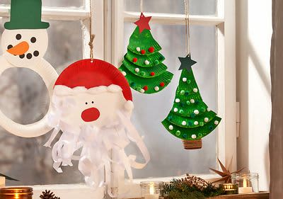 Weihnachtsbaum, Schneemann und Weihnachtsmann am Fenster