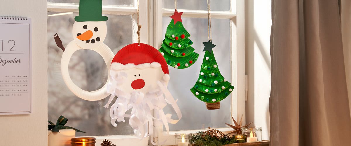 Weihnachtsbaum, Schneemann und Weihnachtsmann am Fenster