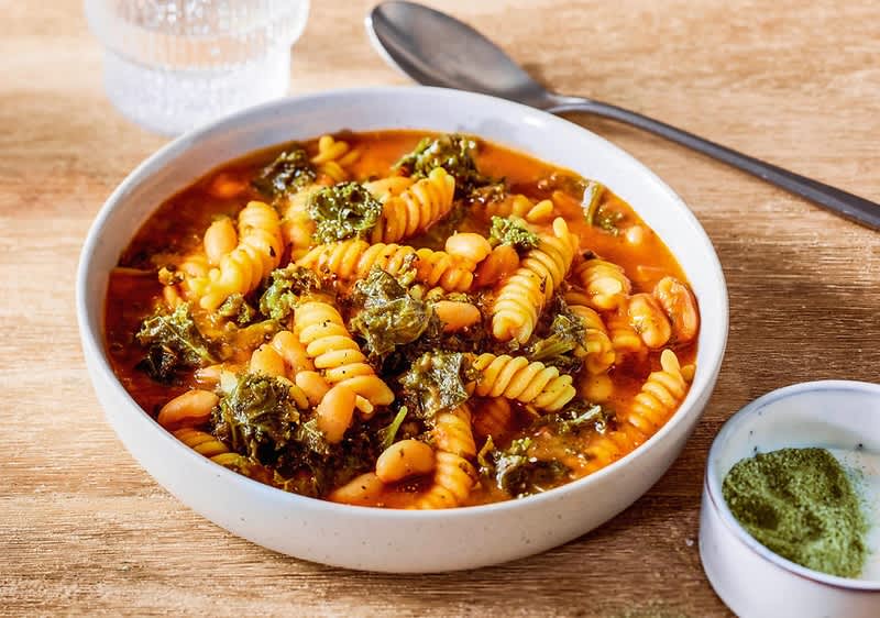 Suppenteller mit Minestrone und Spirellinudeln