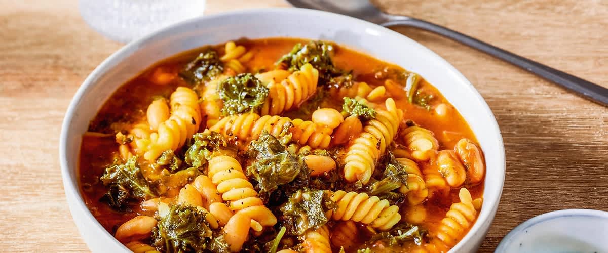 Suppenteller mit Minestrone und Spirellinudeln