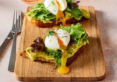 Brot mit Avocado und Ei