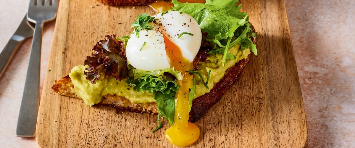 Brot mit Avocado und Ei