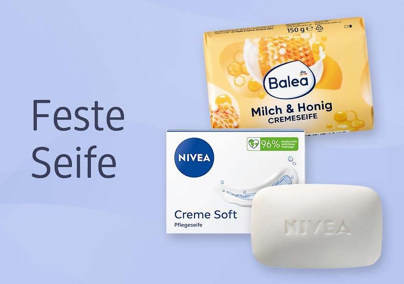 Auf hellblauem Hintergrund zwei feste Seifen: oben eine gelb-orange Verpackung „Balea Milch & Honig Cremeseife“, unten eine weiße Nivea Creme Soft Seife mit blauer Verpackung und eingeprägtem NIVEA-Schriftzug; links großer Text „Feste Seife“