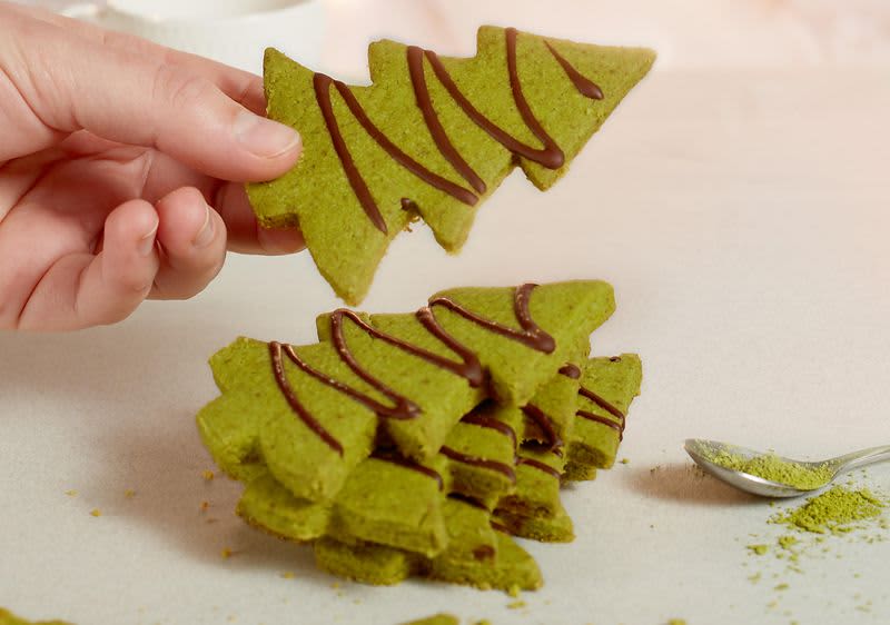 Vegane Matcha Tannenbaum-Cookies