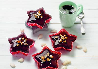 Vegane Browniesterne mit gebrannten Mandeln