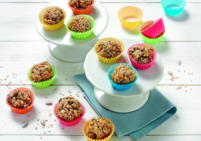 Vegane Pralinen mit Sesam, Sonnenblumen und Orange