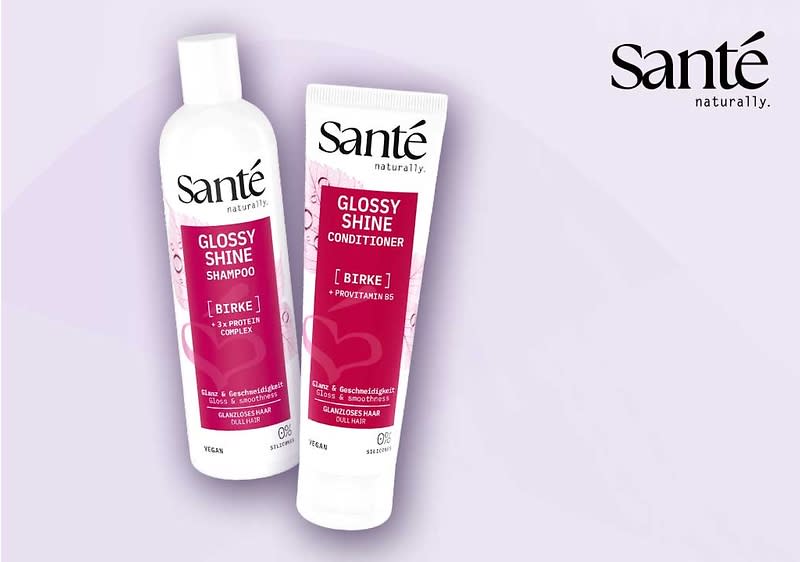 Zwei weiße Sante-Flaschen mit pinken Etiketten, links „Glossy Shine Shampoo [Birke]“, rechts „Glossy Shine Conditioner [Birke]“, Markenlogo Sante oben rechts