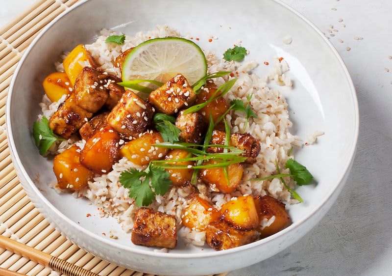Vegane Bowl mit Mango, Kokosnuss und Tofu