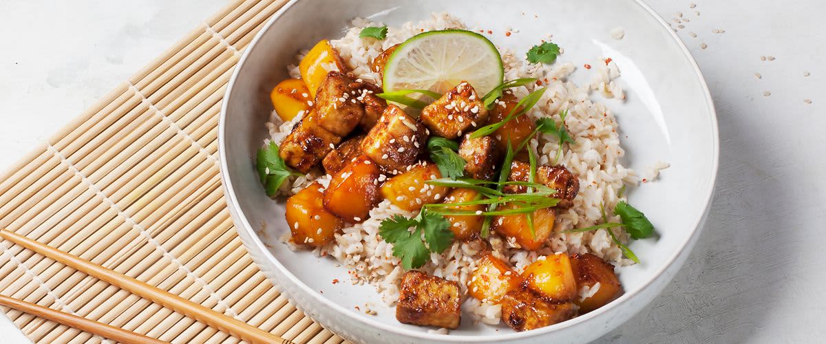 Vegane Bowl mit Mango, Kokosnuss und Tofu