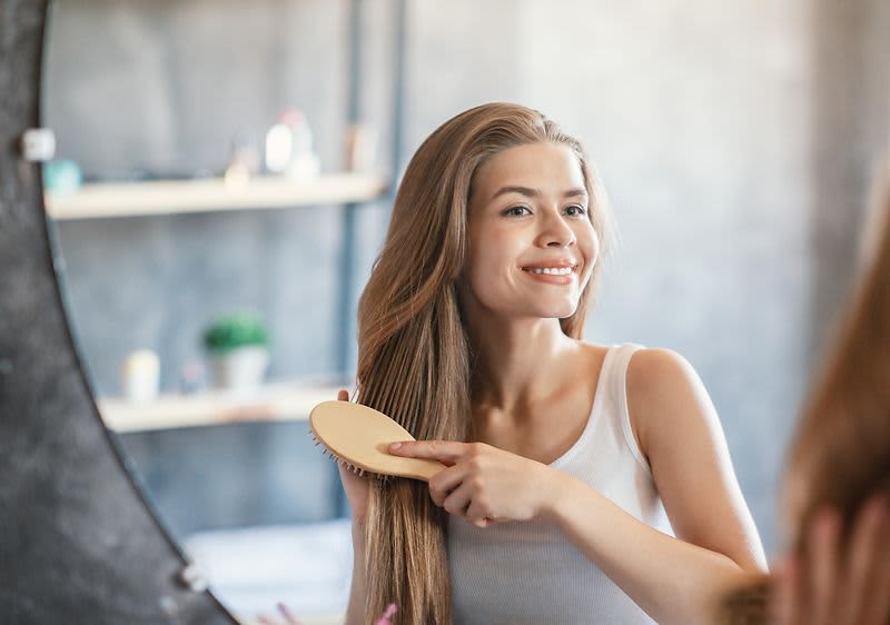 Frau mit langen lockigen Haaren