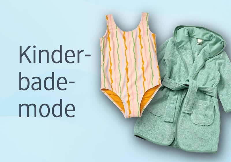 Ein rosa Kinder-Badeanzug mit gelben und grünen Streifen neben einem grünen Kinder-Bademantel mit Kapuze auf hellblauem Hintergrund. Links steht der Text „Kinderbademode“