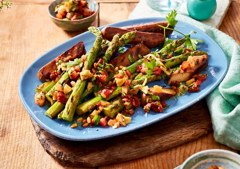 Vegane Bratwürstchen mit grünem Spargel und Salsa