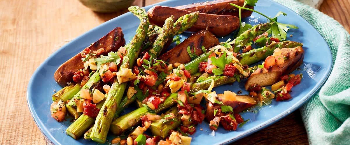 Vegane Bratwürstchen mit grünem Spargel und Salsa