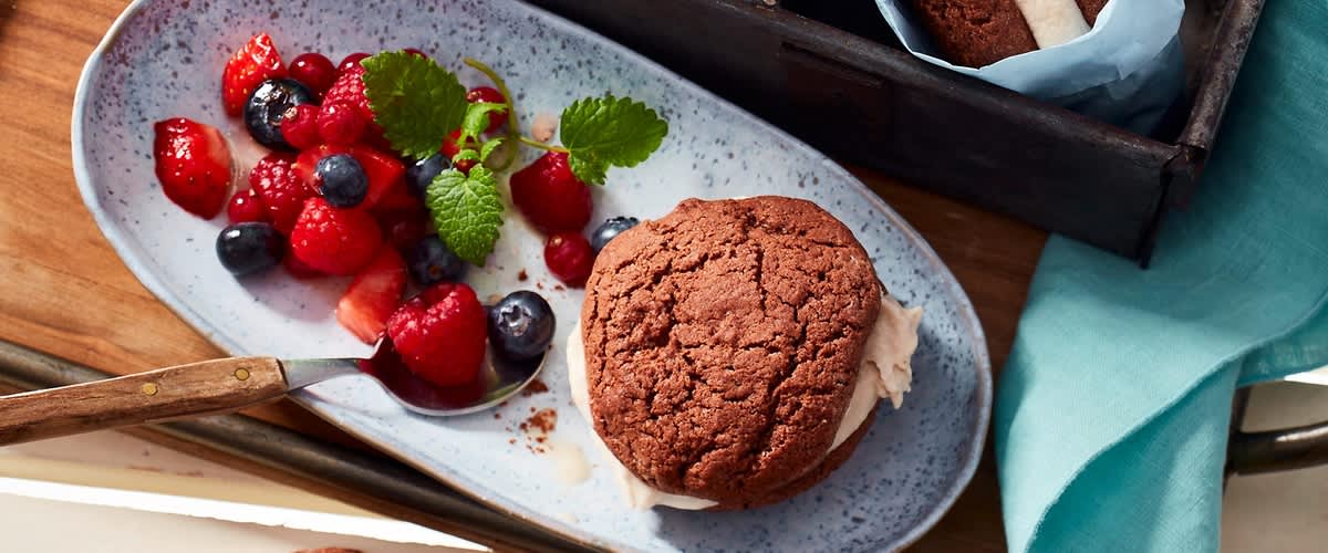 Probiere die veganen Cookies mit Beerensalat