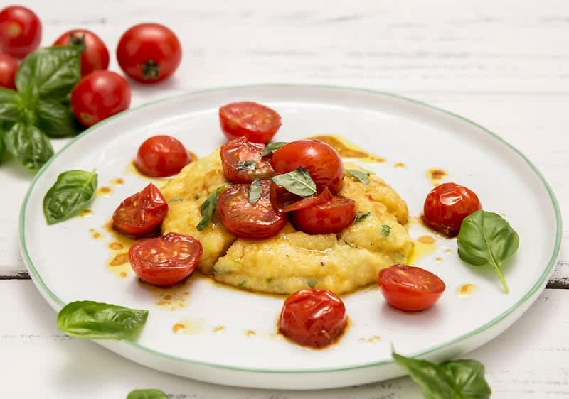Probiere die vegane Polenta mit Rösttomaten