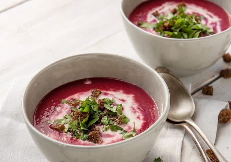 Rote-Beete-Suppe mit veganer Merrettichcreme
