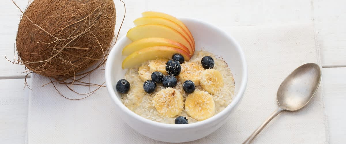 Veganes Porridge mit Kokos und Banane