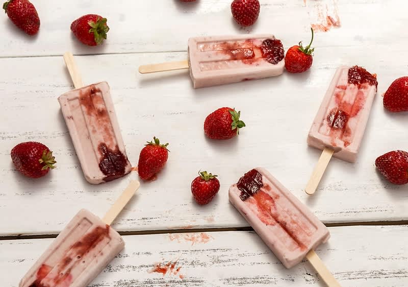 Veganes Eis mit Erdbeeren am Stiel