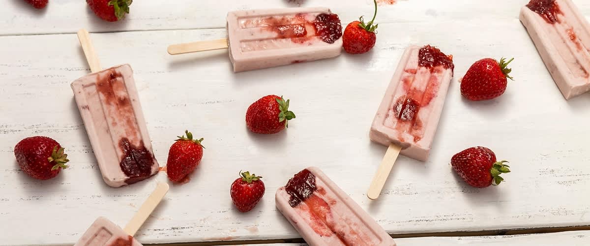 Veganes Eis mit Erdbeeren am Stiel von dmBio | dm