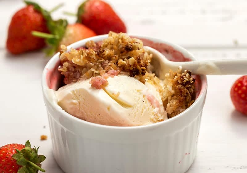 Veganer Crumble mit Erdbeeren