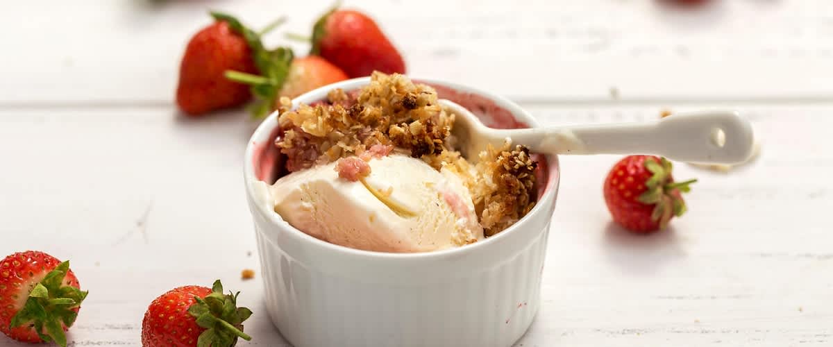 Veganer Crumble mit Erdbeeren