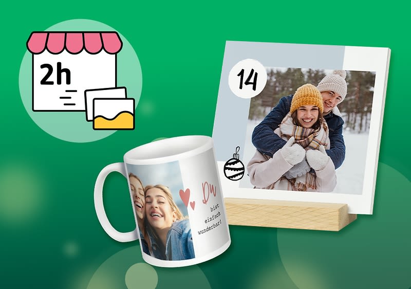 Weihnachtliche Produktaufstellung mit personalisierter Fototasse (weiß, Foto und Herzmotiv) und quadratischem Fotobild auf Holzaufsteller, links oben Icon mit 2h und Bildsymbol vor grünem Hintergrund