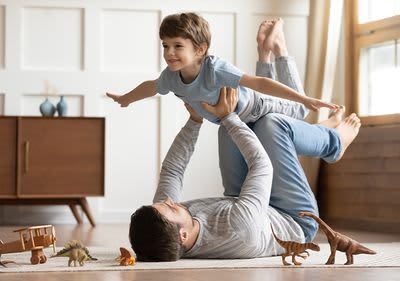  Vater hebt Sohn hoch