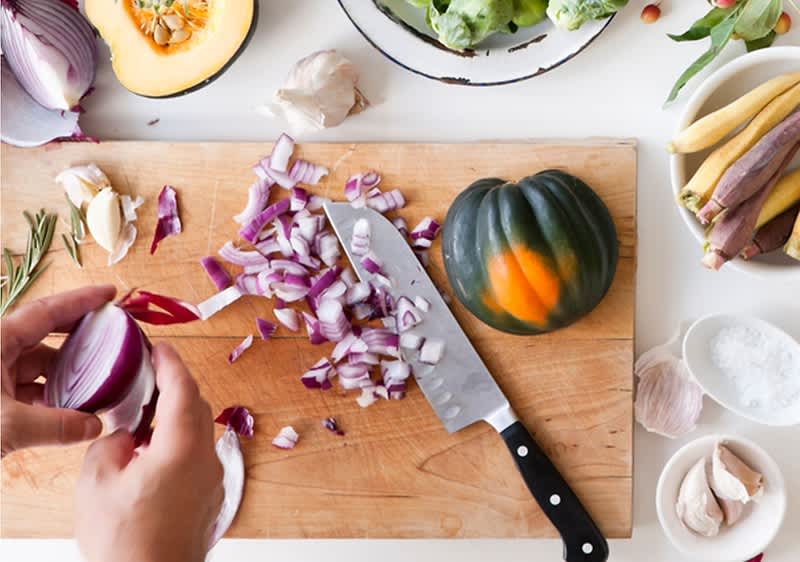 Resteküche, Gemüse auf dem Schneidebrett