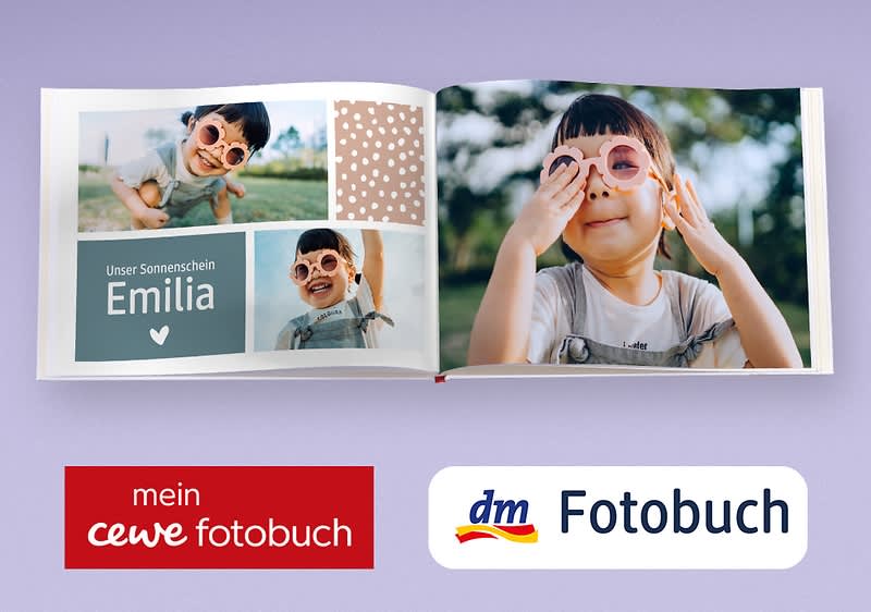 Aufgeschlagenes Fotobuch mit Kinderfotos, links eine Doppelseite mit drei kleinen Bildern, Textfeld „Unser Sonnenschein Emilia“ und Herzsymbol, rechts eine große Ganzseitenaufnahme eines Kindes, darunter zwei Logos: rotes Logo „mein cewe fotobuch“ und weißes Logo „dm Fotobuch“