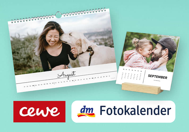 zwei Fotokalender auf türkisem Hintergrund: links ein querformatiger Wandkalender mit Spiralbindung, Foto einer Frau mit Hund und Monatsname „August“; rechts ein quadratischer Aufsteller mit Foto von zwei Kindern und Monatsname „September“, darunter Logos „mein cewe fotobuch“ (rot) und „dm Fotokalender“ (weißer Hintergrund)