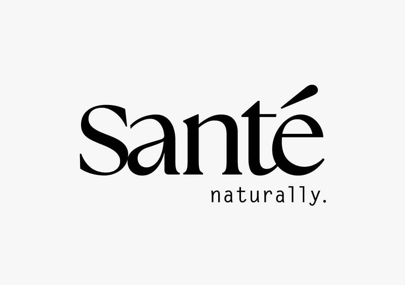 Schwarzes Schriftlogo „Santé“ in eleganter Serifenschrift, darunter kleinerer Text „naturally.“