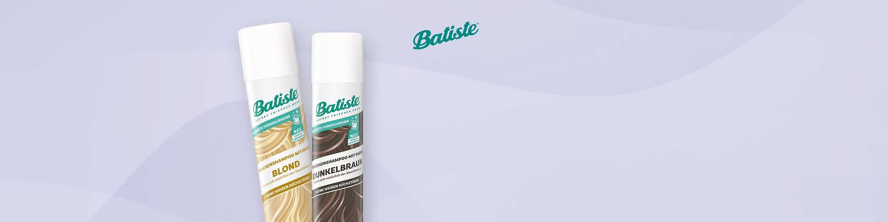 Zwei Batiste Trockenshampoo-Flaschen, links mit grünem Streifenmuster und der Aufschrift „All in One“, rechts mit rosa Blumenmuster und der Aufschrift „Soft Cashmere“, daneben ein rotes „Neu“-Label