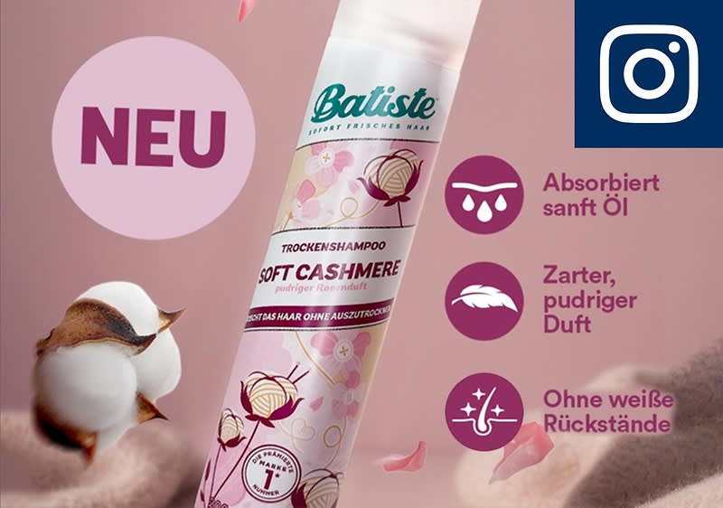 Eine Produktverpackung eines Batiste Trockenshampoos mit der Aufschrift „Soft Cashmere“. Daneben stehen die Eigenschaften: „Absorbiert sanft Öl“, „Zarter, pudriger Duft“ und „Ohne weiße Rückstände“. Im Hintergrund sind Baumwollblüten zu sehen. Oben links ein rosa Kreis mit dem Wort „NEU“.