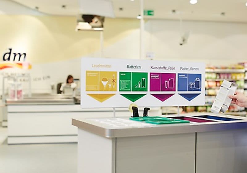 Frau in dm Filiale recycelt Wertstoffe