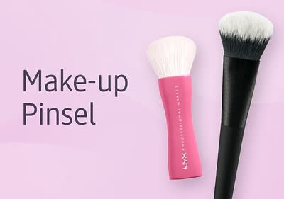 Zwei Make-up-Pinsel auf rosa Hintergrund