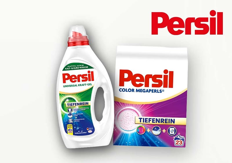 Zwei Persil-Waschmittelverpackungen nebeneinander: links weiße Flasche „Persil Universal Kraft-Gel“ mit Aufschrift „Tiefenrein“ und Symbol für 25 Waschladungen, rechts Kartonbox „Persil Color Megaperls“ mit Aufschrift „Tiefenrein“ und Angabe 23 Waschladungen, oben rechts rotes Persil-Logo