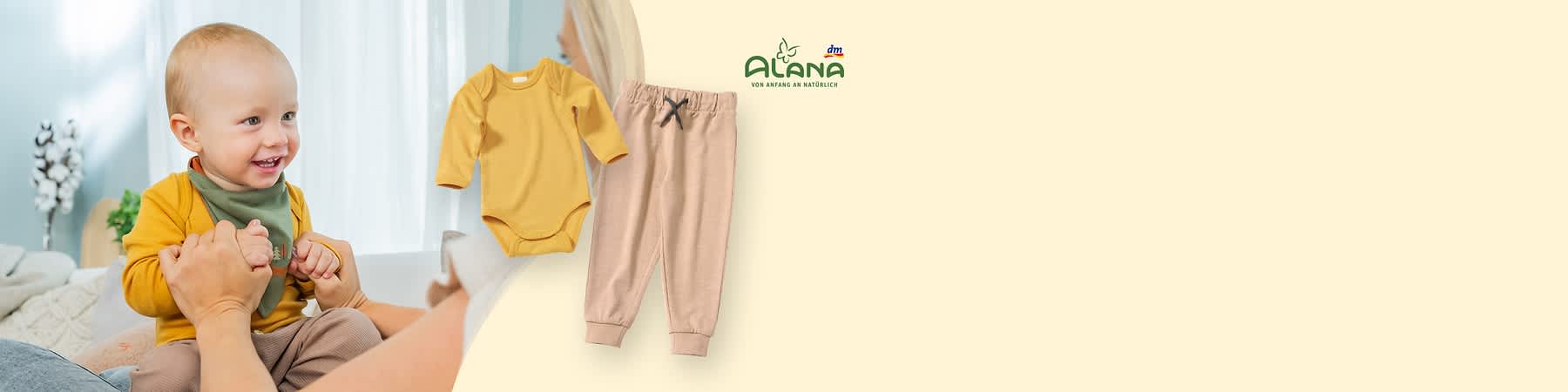 Ein Baby trägt ein senfgelbes Oberteil und ein grünes Halstuch. Daneben sind ein senfgelber Body und eine beige Hose abgebildet. Oben rechts das Logo von Alana und dm.