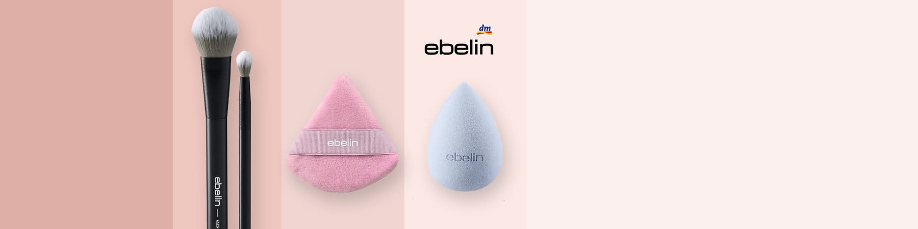 Drei ebelin Make-up-Applikatoren auf hellrosa Hintergrund: links zwei schwarze Pinsel mit weißen Borsten, Mitte ein rosafarbenes dreieckiges Schaumpad mit Stoffband und weißer Aufschrift „ebelin“, rechts ein hellblauer Tropfen-Schwamm mit eingeprägtem Schriftzug „ebelin“