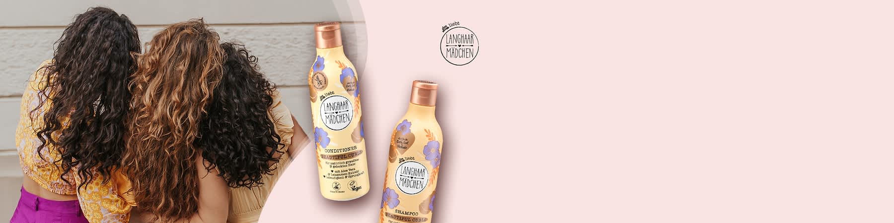 Zwei Frauen von hinten mit langen lockigen Haaren, daneben zwei goldene Flaschen der Marke „Langhaar Mädchen“ mit violetten Blumen, beschriftet „Shampoo Beautiful Curls“ und „Conditioner Beautiful Curls“