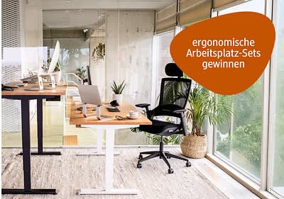 Ein modernes Büro mit zwei höhenverstellbaren Schreibtischen, einem schwarzen Bürostuhl und einem Laptop, daneben ein orangenes Textfeld mit der Aufschrift „Ergonomische Arbeitsplatz-Sets gewinnen“